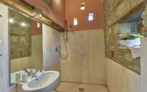 Villa Lucente: Flooring, Wand, Interior Design, Fussboden, Decke, Armatur, Zimmer, Badezimmer, Beleuchtung, Möbel