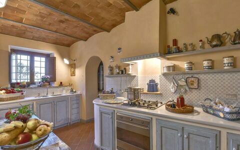 Villa Lucente: Möbel, Interior Design, Küche, Flooring, Countertop, Cabinetry, Zuhause, Beleuchtung, Zimmer, Decke