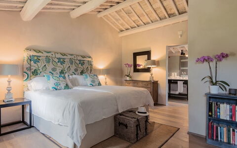 Villa Piuma: Möbel, Bett, Interior Design, Schlafzimmer, Bedding, Wand, Bettdecke, Fussboden, Linens, Flooring