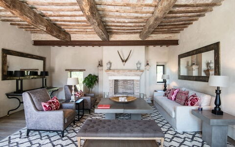 Villa Piuma: Möbel, Flooring, Interior Design, Couch, Fussboden, Wohnzimmer, Holz, Tabelle, Decke, Zuhause