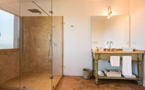Villa Ugo: Wand, Armatur, Flooring, Badezimmer, Interior Design, Fussboden, Installation, Decke, Zapfhahn, Dusche