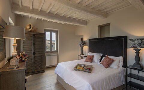Villa Ugo: Möbel, Bett, Schlafzimmer, Interior Design, Bedding, Bettdecke, Linens, Zimmer, Dekokissen, Kissen