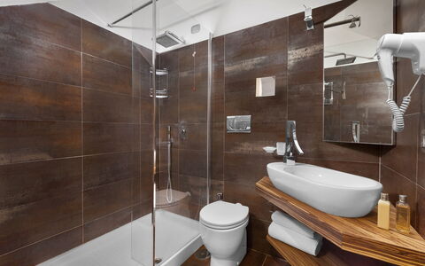 Villa Liliana: Badezimmer, Interior Design, Flooring, Armatur, Fussboden, Sinken, Installation, Toilette, Zapfhahn, Fliese