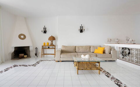 Villa Luce: Flooring, Möbel, Fussboden, Interior Design, Wand, Wohnzimmer, Beleuchtung, Couch, Zimmer, Zuhause