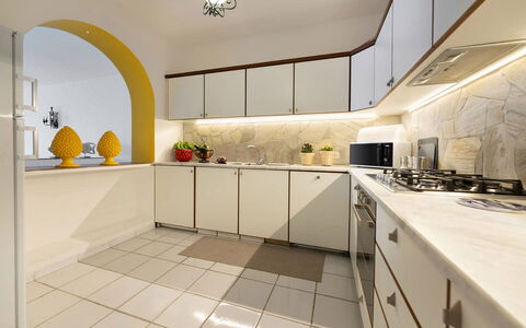 Villa Luce: Küche, Interior Design, Flooring, Countertop, Cabinetry, Küchengerät, Decke, Beleuchtung, Fussboden, Major Appliance