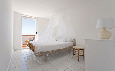 Villa Luce: Schlafzimmer, Fussboden, Interior Design, Flooring, Bett, Möbel, Zuhause, Bedding, Bettdecke, Wohnung