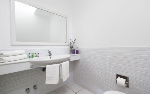 Villa Luce: Armatur, Interior Design, Flooring, Badezimmer, Bad Sink, Fussboden, Sinken, Zapfhahn, Installation