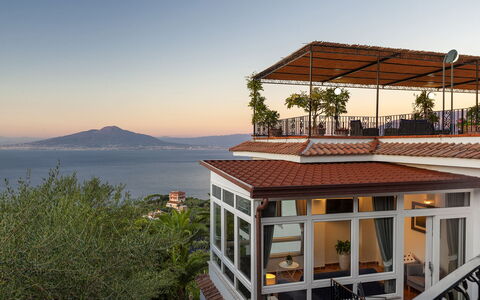 Villa Flora: Balkon, Zuhause, Veranda, Eco Hotel, Resort, Stuhl, Villa, Outdoor Struktur, Ferienort, Zimmerpflanze
