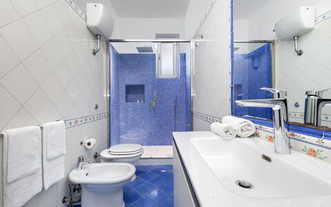 Villa Flora: Blau, Armatur, Flooring, Interior Design, Fussboden, Badezimmer, Sinken, Zapfhahn, Installation, Zimmer