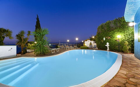 Villa Flora: Blau, Schwimmbad, Resort, Meer, Eco Hotel, Hotel, Gartenmöbel, Ferienort, Regenschirm