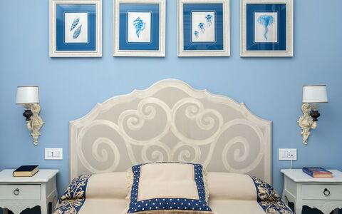 Villa Ribes: Blau, Möbel, Interior Design, Schlafzimmer, Bett, Wand, Holz, Bedding, Bettdecke, Textil