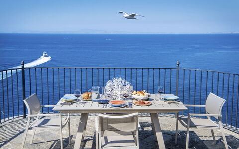 Villa Gilda: Möbel, Gartenmöbel, Stuhl, Tabelle, Tisch Im Freien, Küche & Esszimmer Tisch, Meer, Restaurant, Küste