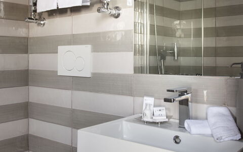 Villa Gilda: Interior Design, Flooring, Armatur, Fussboden, Badezimmer, Decke, Sinken, Fliese, Toilette, Installation