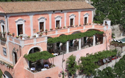 Villa Positano: Die Architektur, Bogen, Balkon, Hazienda, Blumentopf, Hof, \Arkade, Zimmerpflanze, Villa, Villa