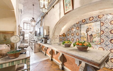 Villa Positano: Interior Design, Decke, Fliese, Porzellan, Servierware, Stuhl, Dishware, Küche, Küche & Esszimmer Tisch, Countertop