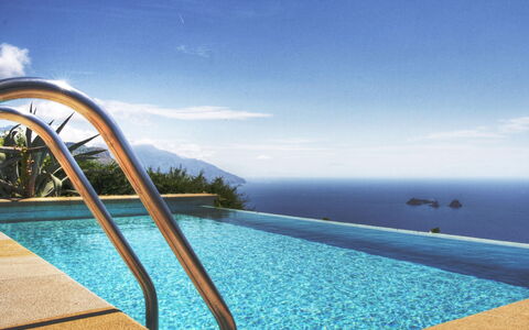 Villa Sant'Agata: Blau, Wasser, Gewässer, Schwimmbad, Meer, Resort, Küsten Und Ozeanische Forms, Freizeit, Ozean, Gartenmöbel