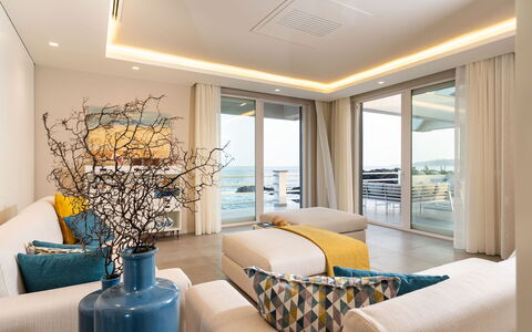 Villa del Faro: Interior Design, Möbel, Flooring, Holz, Fussboden, Decke, Wohnung, Beleuchtung, Couch, Wohnzimmer