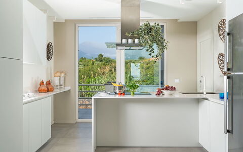 Villa del Faro: Küche, Countertop, Möbel, Küchengerät, Interior Design, Cabinetry, Flooring, Major Appliance, Holz, Fussboden