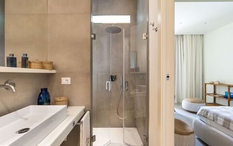 Villa del Faro: Interior Design, Flooring, Badezimmer, Fussboden, Wand, Armatur, Holz, Möbel, Decke, Zimmer