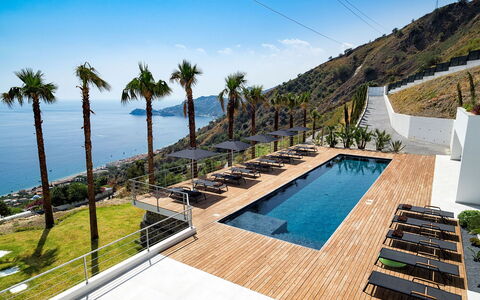 Villa Alcantara: Resort, Schwimmbad, Eco Hotel, Hotel, Villa, Strandresort, Treppe, Balkon, Sonnenliege