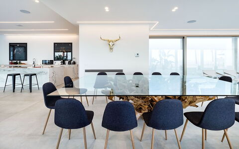 Villa Alcantara: Möbel, Interior Design, Flooring, Holz, Fussboden, Tabelle, Stuhl, Küche & Esszimmer Tisch, Beleuchtung, Esszimmer