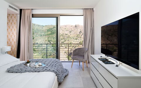 Villa Alcantara: Möbel, Interior Design, Fussboden, Flooring, Textil, Bett, Zimmer, Zuhause, Schlafzimmer, Decke