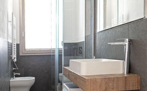 Vistamare: Badezimmer, Interior Design, Armatur, Flooring, Wand, Fussboden, Bad Sink, Sinken, Spiegel, Zapfhahn