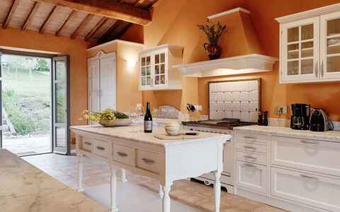 Villa Collinette: Möbel, Interior Design, Küche, Cabinetry, Flooring, Countertop, Holz, Fussboden, Decke, Zuhause
