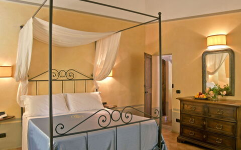 Villa Asia: Möbel, Interior Design, Bett, Wand, Schlafzimmer, Fussboden, Flooring, Decke, Zimmer, Bedding