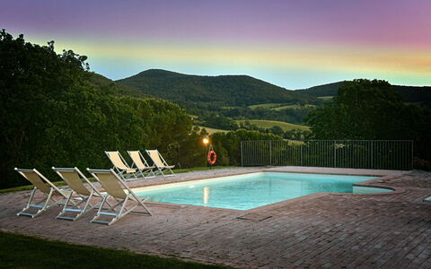 Villa Asia: Bergforms, Hügel, Landschaft, Schwimmbad, Bergstation, Gebirge, Eco Hotel, Landscaping, Senke, Abend