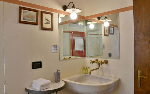 Villa Anima: Bad Sink, Spiegel, Wand, Interior Design, Armatur, Badezimmer, Light Fixture, Sinken, Decke, Zapfhahn