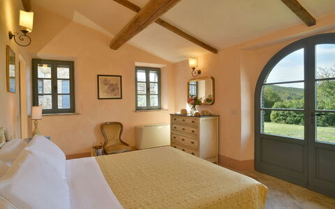 Villa Ginevra: Wand, Schlafzimmer, Möbel, Bett, Zuhause, Interior Design, Bettrahmen, Haus, Bedding, Bettdecke