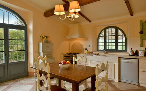 Villa Ginevra: Möbel, Interior Design, Flooring, Holz, Fussboden, Decke, Light Fixture, Küche, Stuhl, Beleuchtung