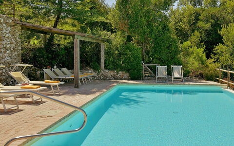 Villa Ginevra: Schwimmbad, Gartenmöbel, Möbel, Resort, Verbundwerkstoff, Eco Hotel, Schatten, Stuhl, Sonnenliege, Thermae