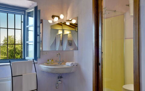 Villa Ginevra: Wand, Interior Design, Bad Sink, Armatur, Light Fixture, Decke, Beleuchtung, Zuhause, Badezimmer, Fussboden