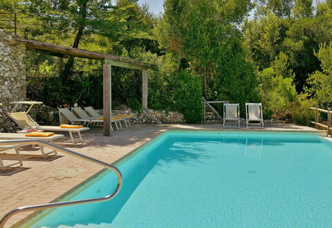 Villa Ginevra: Schwimmbad, Gartenmöbel, Möbel, Resort, Verbundwerkstoff, Eco Hotel, Schatten, Stuhl, Sonnenliege, Thermae