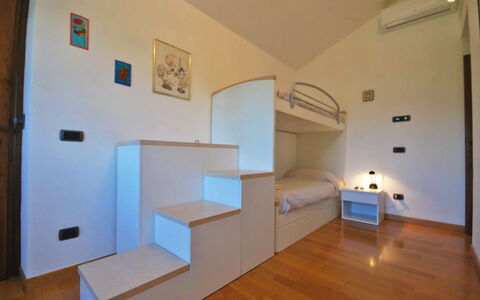Villa Sarzana: Interior Design, Flooring, Fussboden, Holz, Schlafzimmer, Möbel, Decke, Zimmer, Bett, Beleuchtung