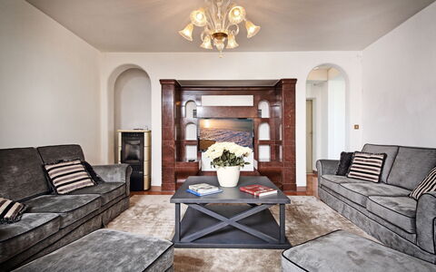 Tenuta le Selve: Möbel, Interior Design, Couch, Flooring, Fussboden, Wohnzimmer, Wohnung, Decke, Zimmer, Zuhause