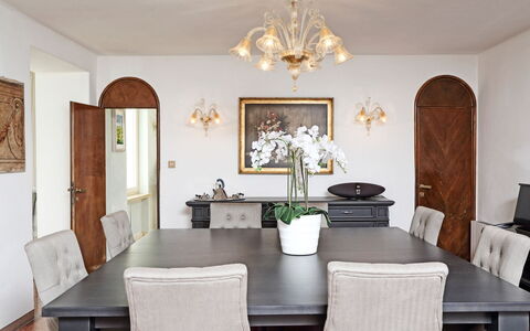 Tenuta le Selve: Möbel, Interior Design, Tabelle, Wand, Flooring, Holz, Stuhl, Esszimmer, Light Fixture, Küche & Esszimmer Tisch