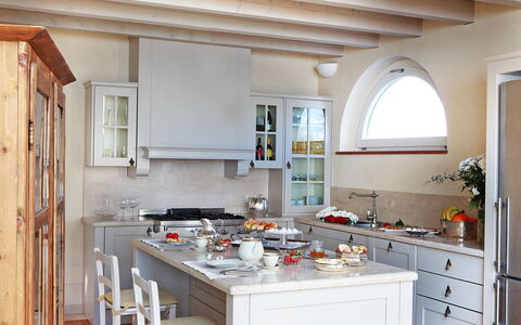 Tenuta le Selve: Möbel, Küche, Interior Design, Countertop, Flooring, Holz, Cabinetry, Küchengerät, Zuhause, Beleuchtung