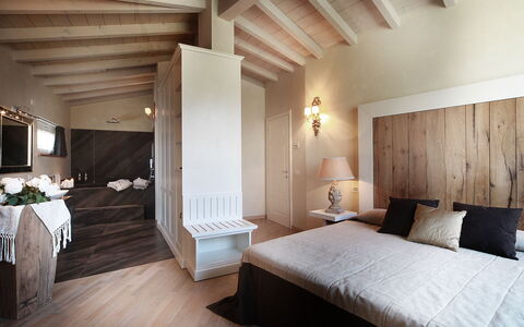 Tenuta le Selve: Möbel, Interior Design, Bett, Schlafzimmer, Flooring, Wand, Fussboden, Decke, Holz, Zimmer