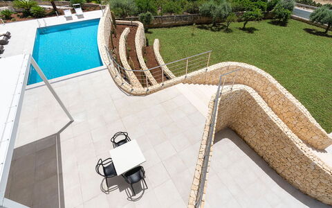 Villa Nina: Treppe, Verbundwerkstoff, Geländer, Beton, Schatten, Schwimmbad, Landscaping, Steinwand, Flagstone