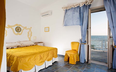 Villa Teresa: Blau, Schlafzimmer, Meer, Resort, Bedding, Linens, Bettdecke, Hotel, Ozean, Bett
