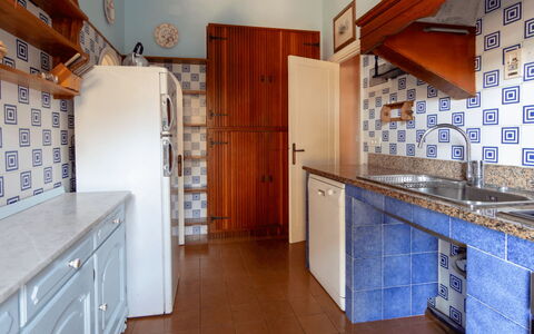 Villa Magazzini: Flooring, Küche, Holz, Interior Design, Fussboden, Countertop, Major Appliance, Cabinetry, Küchengerät, Zimmer