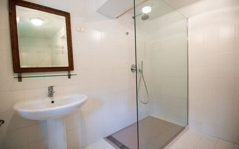 Villa Marciana: Badezimmer, Armatur, Flooring, Fussboden, Interior Design, Bad Sink, Dusche, Installation, Duschkopf, Zapfhahn