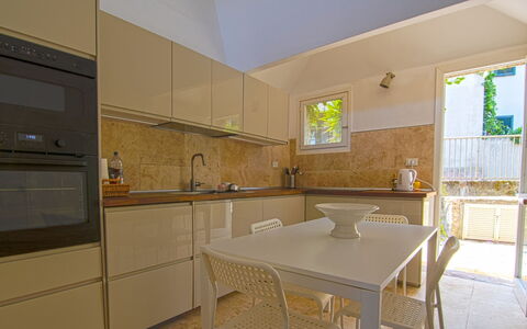 Terrazza Dell'Elba: Küche, Interior Design, Countertop, Flooring, Major Appliance, Holz, Küchengerät, Möbel, Fussboden, Cabinetry
