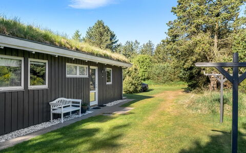 Elisenda - 2.2Km from the Sea: Blau, Strauch, Hütte, Ground, Garten, Estate, Schatten, Landscaping, Bauernhaus, Eco Hotel