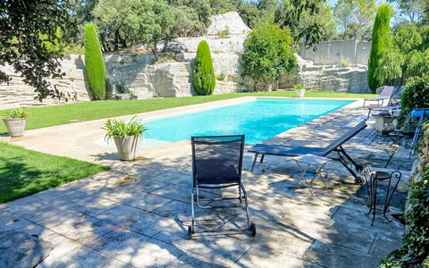 Mas du Castelet: Schwimmbad, Blau, Gartenmöbel, Schatten, Garten, Flagstone, Resort, Freizeit, Landscaping, Hinterhof