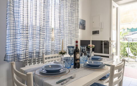 Casa Liliana Ac, Wifi, Forte Dei Marmi: Möbel, Interior Design, Textil, Tabelle, Stuhl, Esszimmer, Flooring, Küche & Esszimmer Tisch, Linens, Zimmer