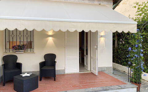Casa Liliana Ac, Wifi, Forte Dei Marmi: Markise, Tür, Blumentopf, Schatten, Outdoor Struktur, Zimmerpflanze, Balkon, Veranda, Gartenmöbel, Überdachung